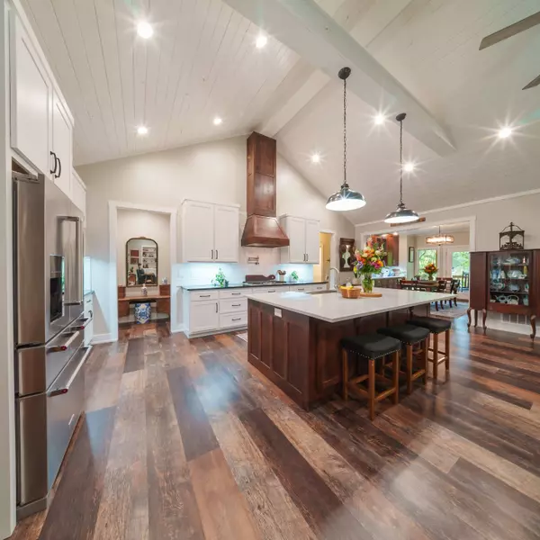 303 N Lake Dr, Altamont, TN 37301