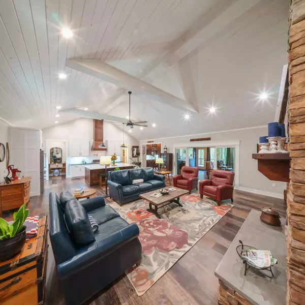 303 N Lake Dr, Altamont, TN 37301