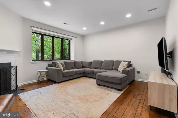 2 FARMINGTON PL, Newtown, PA 18940