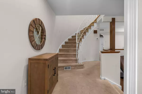 2 FARMINGTON PL, Newtown, PA 18940