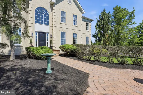 2 ROSSITER CIR, New Hope, PA 18938