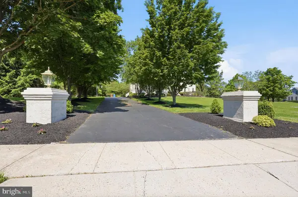 2 ROSSITER CIR, New Hope, PA 18938