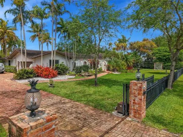 15280 SW 72nd Ave, Palmetto Bay, FL 33157