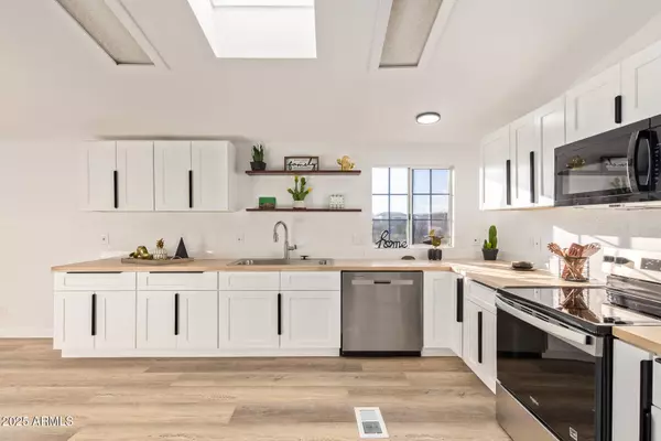 49039 N 24TH Avenue, New River, AZ 85087