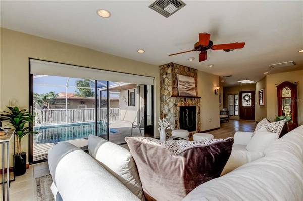 212 WESTWINDS DR, Palm Harbor, FL 34683