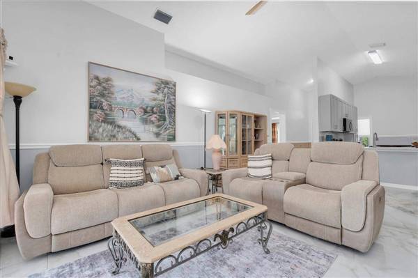 11113 BLOOMINGTON DR, Tampa, FL 33635
