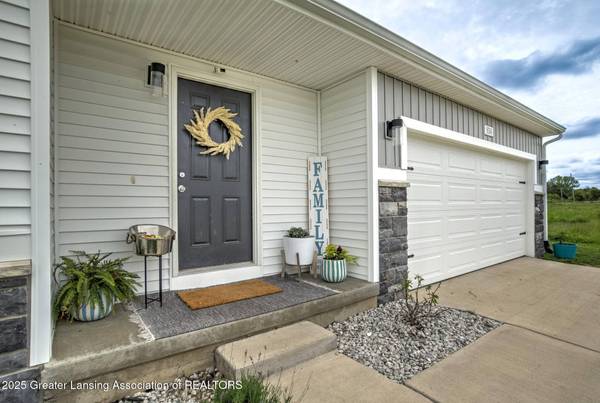 834 St Johns Chase, Grand Ledge, MI 48837