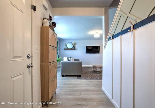 834 St Johns Chase, Grand Ledge, MI 48837