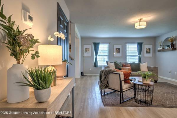 834 St Johns Chase, Grand Ledge, MI 48837