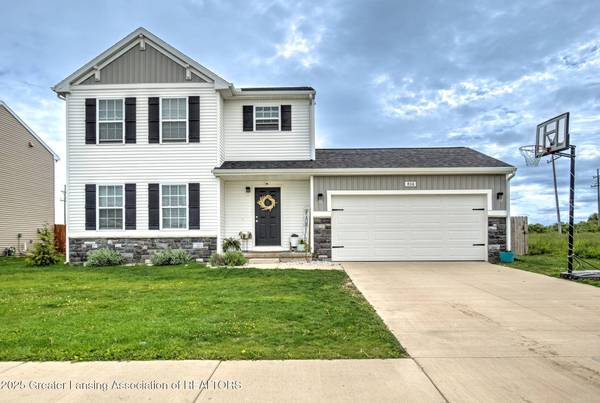 834 St Johns Chase, Grand Ledge, MI 48837