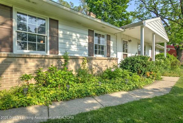 31 Sherwood RD, Williamston, MI 48895
