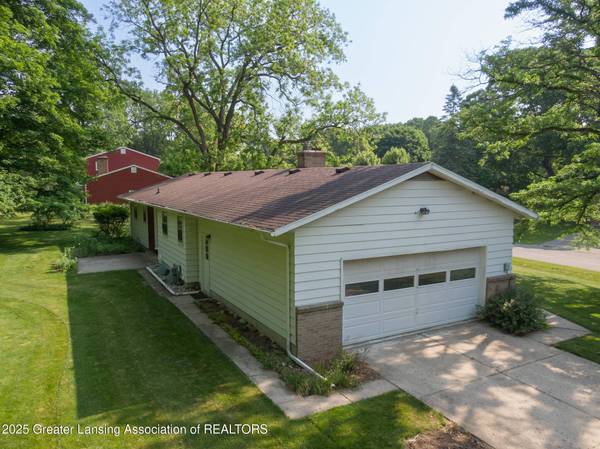 31 Sherwood RD, Williamston, MI 48895