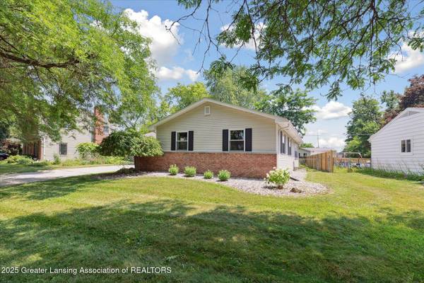 1010 Shelter LN, Lansing, MI 48912