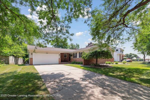 1010 Shelter LN, Lansing, MI 48912