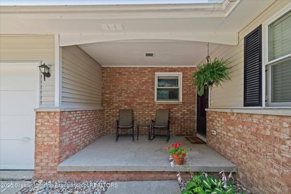 1010 Shelter LN, Lansing, MI 48912