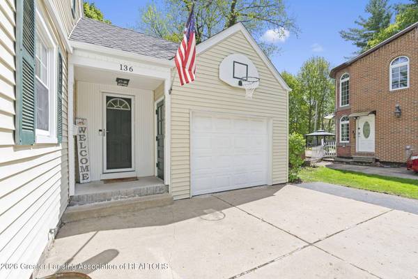 136 Maplewood DR, East Lansing, MI 48823