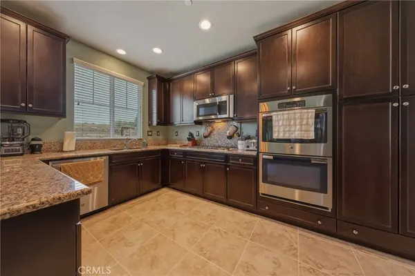 28460 Wild Rose LN, Highland, CA 92346