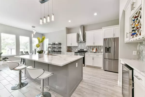 649 Wagon Wheel TRL, Angleton, TX 77515