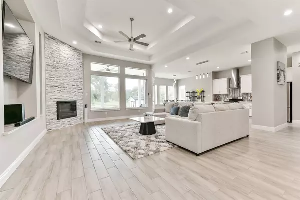 649 Wagon Wheel TRL, Angleton, TX 77515