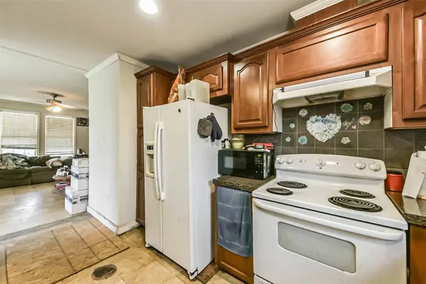 27136 Coach Light LN, New Caney, TX 77357