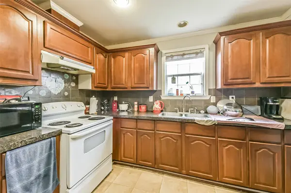27136 Coach Light LN, New Caney, TX 77357