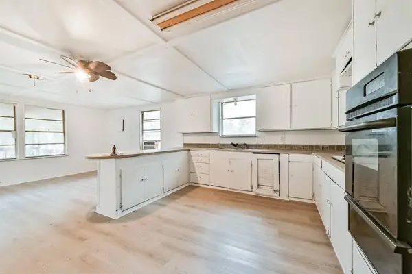 107 Donna LN, Bacliff, TX 77518