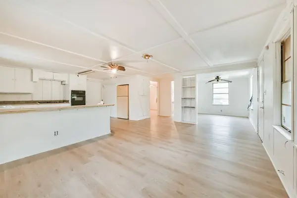 107 Donna LN, Bacliff, TX 77518