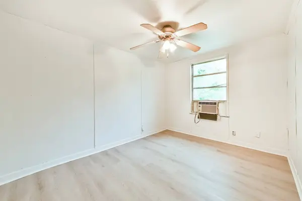 107 Donna LN, Bacliff, TX 77518