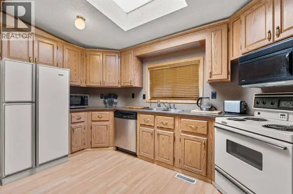 254 Erin Woods Circle SE, Calgary, AB T2B3C9