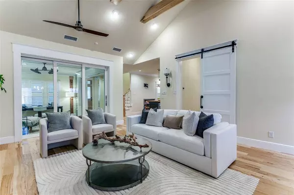 713 E Texas Street, Grapevine, TX 76051