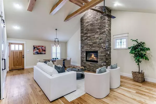 713 E Texas Street, Grapevine, TX 76051