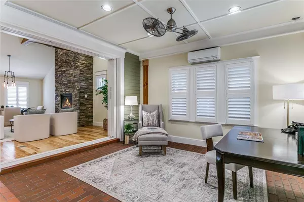 713 E Texas Street, Grapevine, TX 76051