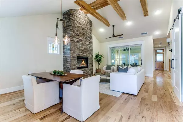 713 E Texas Street, Grapevine, TX 76051