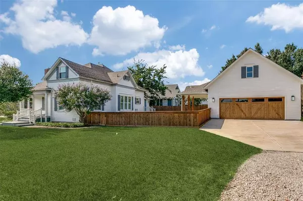 428 E Wall Street, Grapevine, TX 76051