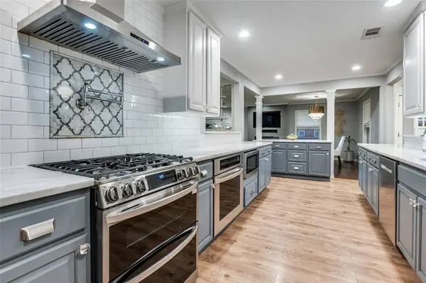 907 E Texas Street, Grapevine, TX 76051