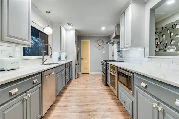 907 E Texas Street, Grapevine, TX 76051