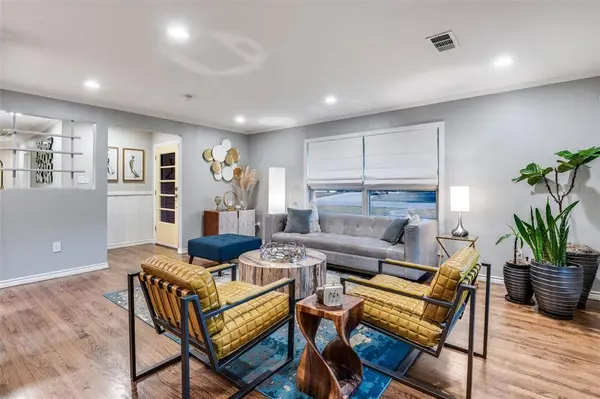 907 E Texas Street, Grapevine, TX 76051