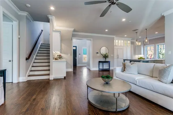 303 S Dooley Street, Grapevine, TX 76051