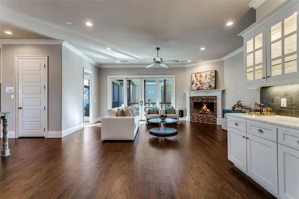 303 S Dooley Street, Grapevine, TX 76051