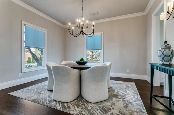 303 S Dooley Street, Grapevine, TX 76051