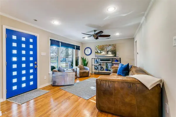 318 Ruth Street, Grapevine, TX 76051