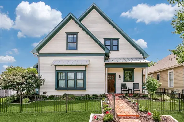 221 Austin Street, Grapevine, TX 76051