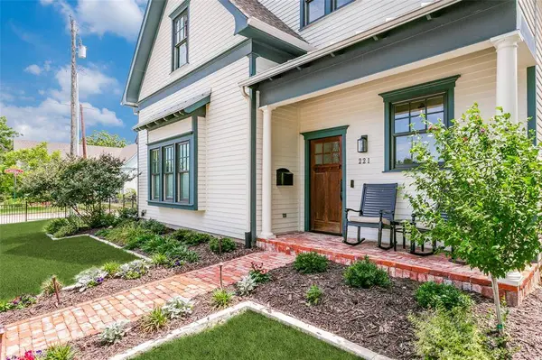 221 Austin Street, Grapevine, TX 76051