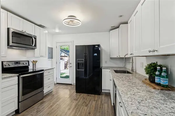 403 E Franklin Street #A, Grapevine, TX 76051