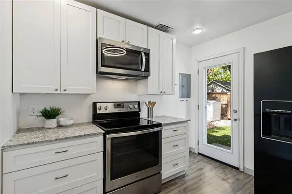 403 E Franklin Street, Grapevine, TX 76051