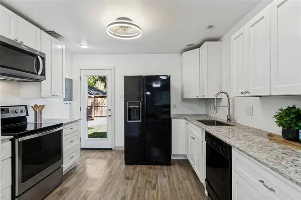 403 E Franklin Street #A, Grapevine, TX 76051