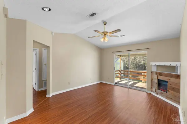 524 Greenberry Dr, Cantonment, FL 32533