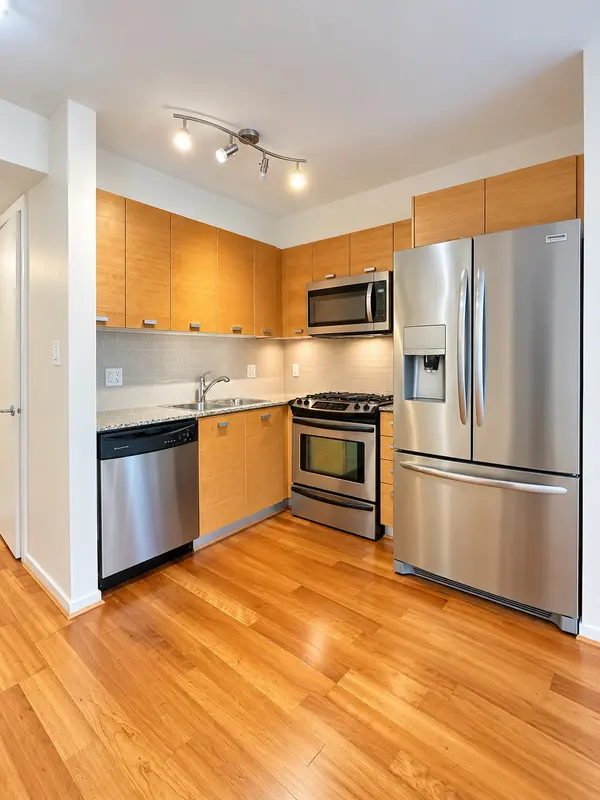 2483 Spruce St #205, Vancouver, BC V6H 4J2