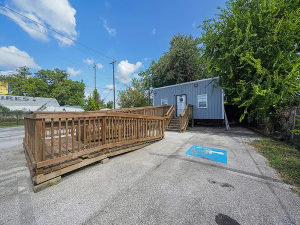 803 N Loop Fwy, Houston, TX 77022-5838