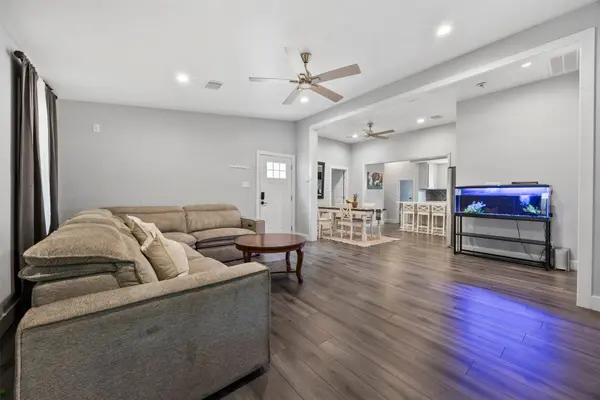 10430 Caxton ST, Houston, TX 77016
